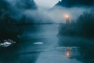 桥与雾瞭望塔
